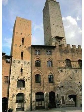 La Torre Useppi Apartment San Gimignano Bagian luar foto